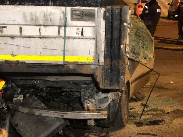 Ankara'da bir otomobil park halindeki tırın altına girdi