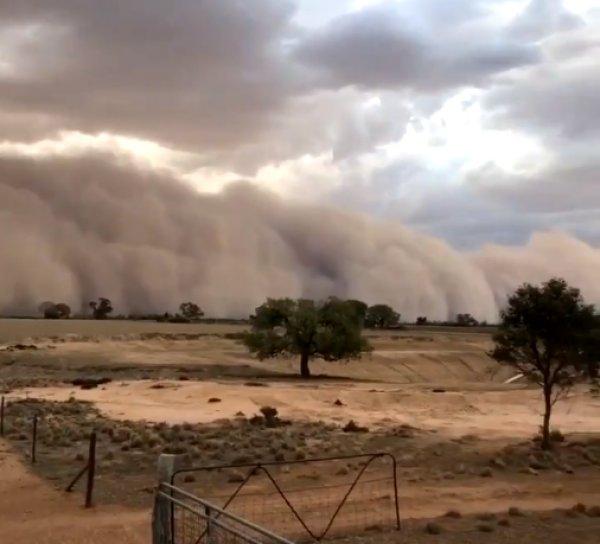 Avustralya'da dev toz bulutu