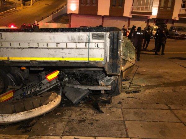 Ankara'da bir otomobil park halindeki tırın altına girdi