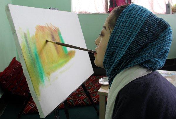 20 yaşındaki genç kız ağzıyla çizdiği resimleri satıyor