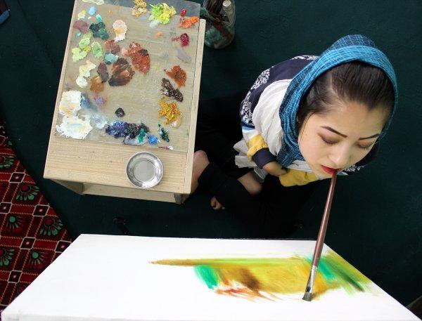 20 yaşındaki genç kız ağzıyla çizdiği resimleri satıyor