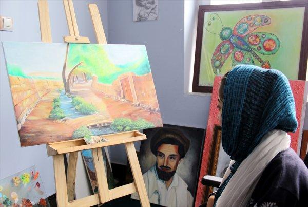 20 yaşındaki genç kız ağzıyla çizdiği resimleri satıyor