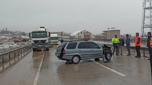 Kırıkkale'de iki ayrı trafik kazasında 4 kişi yaralandı