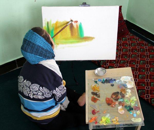 20 yaşındaki genç kız ağzıyla çizdiği resimleri satıyor