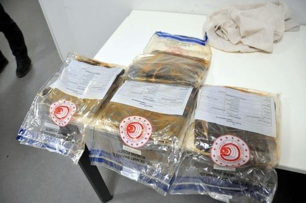 Kına malzemesi kolisinden uyuşturucu çıktı