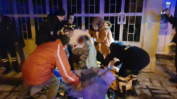 Annesini bıçakladıktan sonra polislere teslim oldu