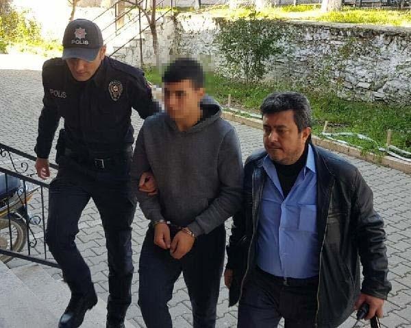 Annesini bıçakladıktan sonra polislere teslim oldu