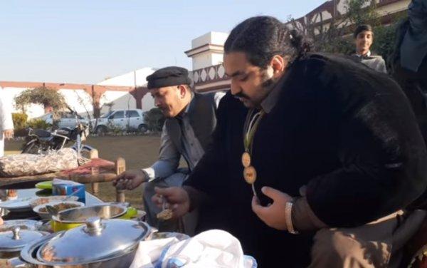 Arbab Khizer Hayat, 100 kiloluk kadınla evlenmek istiyor