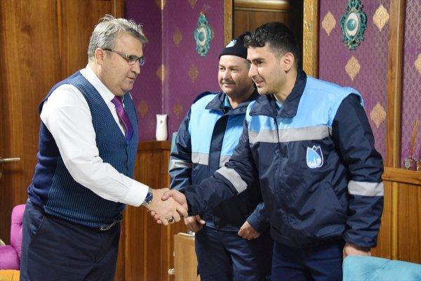 Temizlik işçileri buldukları çeki sahibine ulaştırdı