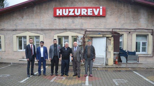 Gitarist Neşat Dinçer, huzurevinde de müzik yapıyor