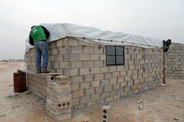 Türkiye’den İdlib’e 10 bin briket ev