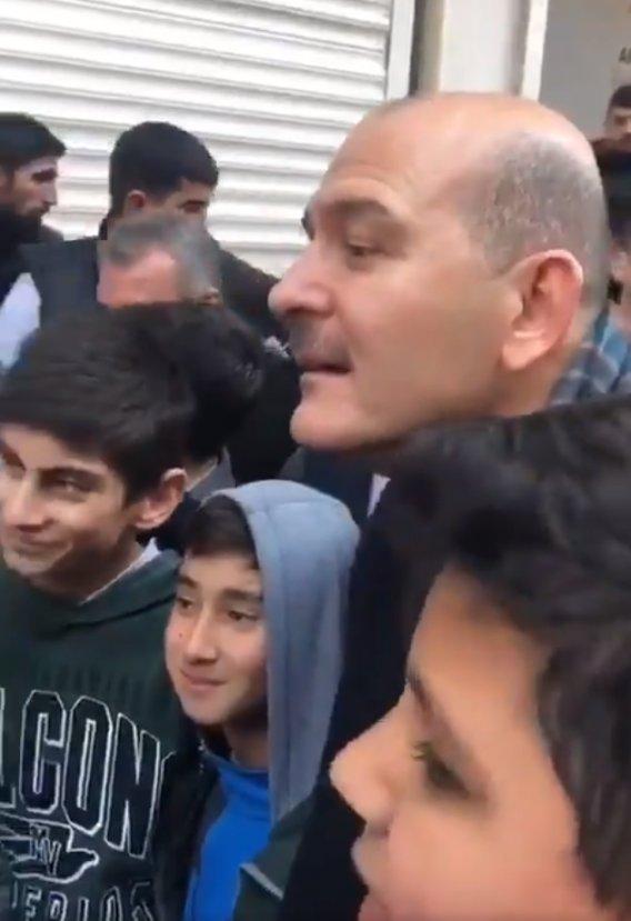 Süleyman Soylu'nun Mardinli çocuklarla keyifli sohbeti