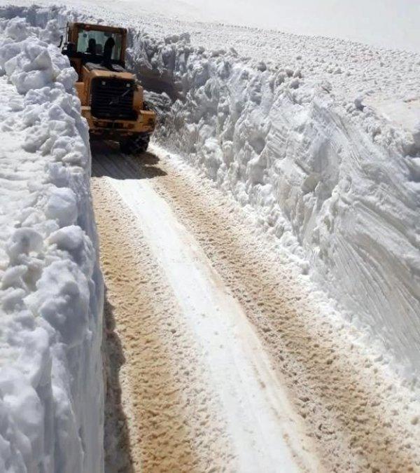 Yüksekova'da metrelerce kar var