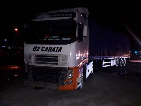 İzmir'de minibüs ile tırın çarpışması sonucu 1 kişi öldü