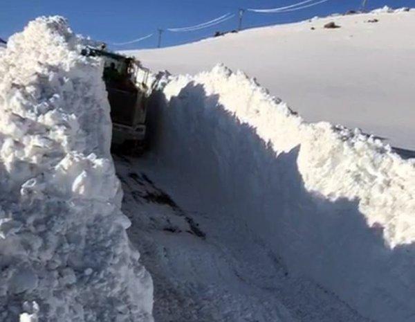 Yüksekova'da metrelerce kar var