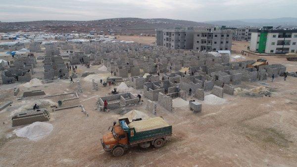 Türkiye’den İdlib’e 10 bin briket ev