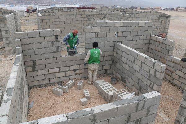 Türkiye’den İdlib’e 10 bin briket ev