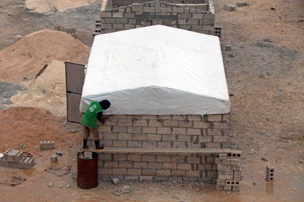 Türkiye’den İdlib’e 10 bin briket ev