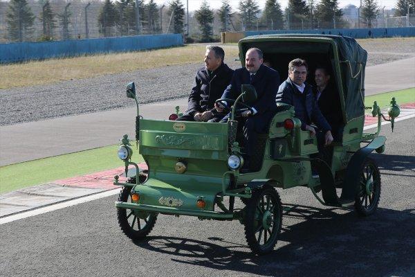 Bakan Varank, yerli üretim elektrikli faytona bindi