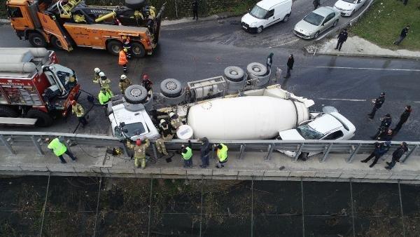 Bağcılar'da beton mikseri otomobilin üzerine devrildi