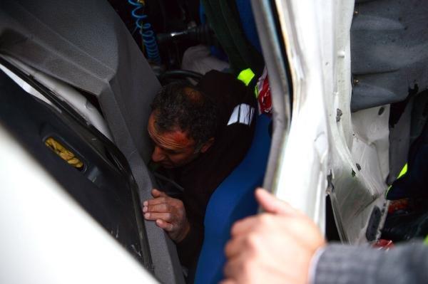 Bağcılar'da beton mikseri otomobilin üzerine devrildi