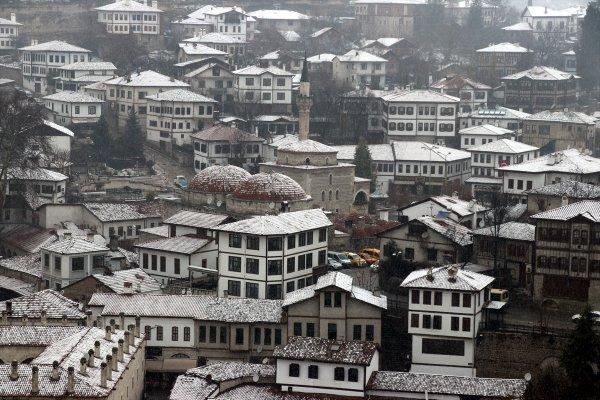 Safranbolu'da kar tarihi konakları beyaza bürüdü