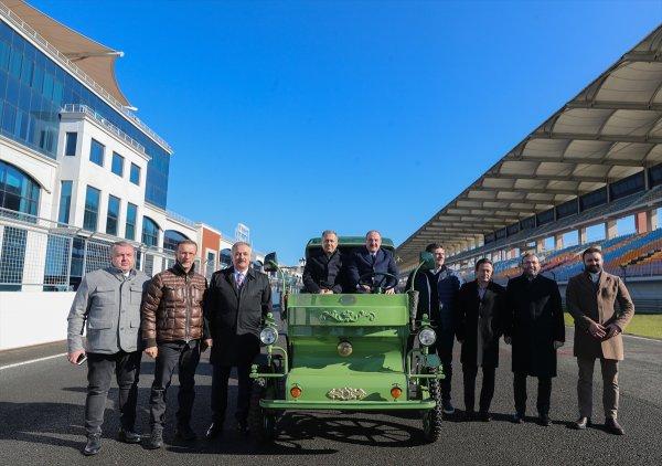 Bakan Varank, yerli üretim elektrikli faytona bindi
