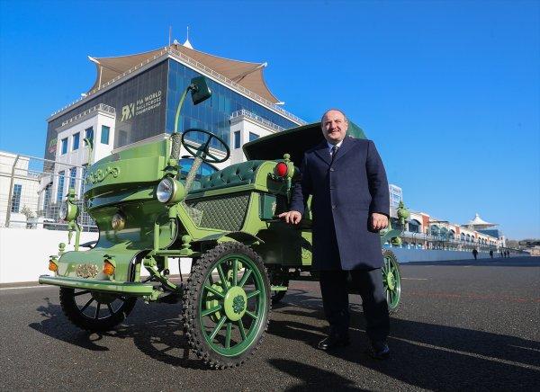 Bakan Varank, yerli üretim elektrikli faytona bindi