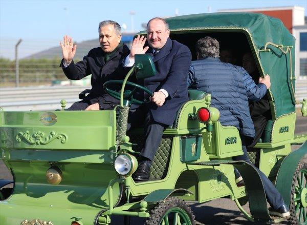 Bakan Varank, yerli üretim elektrikli faytona bindi