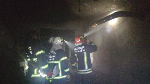 Şarjda unutulan telefondan dolayı yangın çıktı