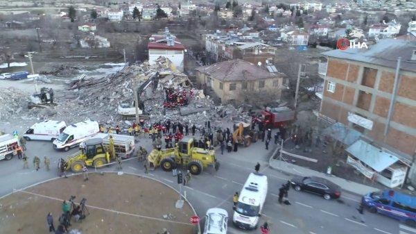 Gezin köyünde enkaz çalışmaları devam ediyor