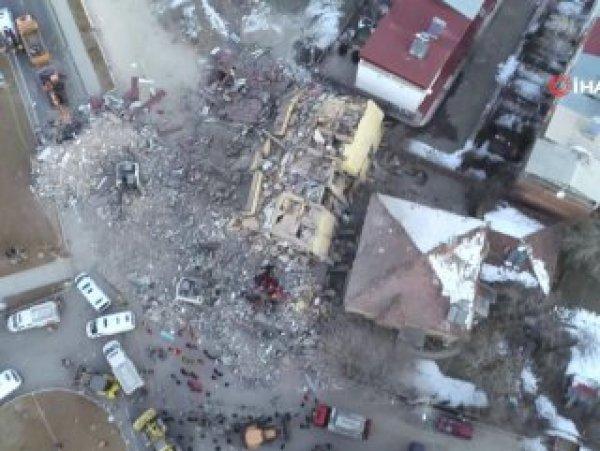 Gezin köyünde enkaz çalışmaları devam ediyor