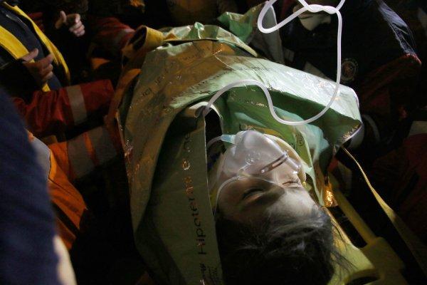 24 saat sonra kurtarılan küçük kızın annesi de sağ çıkarıldı