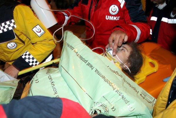 24 saat sonra kurtarılan küçük kızın annesi de sağ çıkarıldı