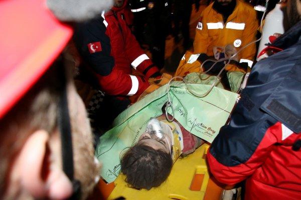 24 saat sonra kurtarılan küçük kızın annesi de sağ çıkarıldı