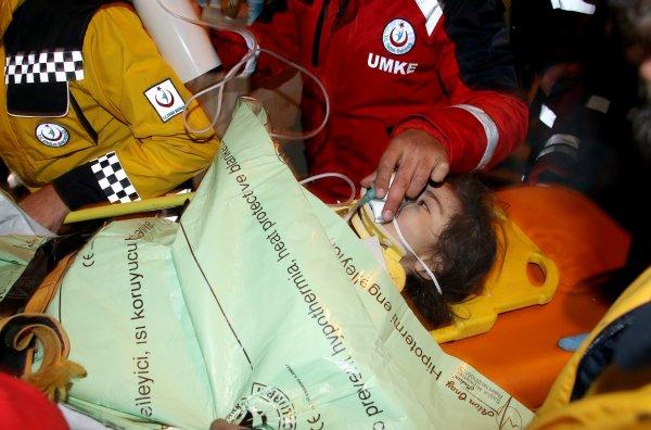 24 saat sonra kurtarılan küçük kızın annesi de sağ çıkarıldı