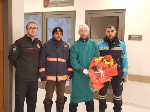 İtfaiye erinden enkazdan kurtardığı depremzedeye ziyaret