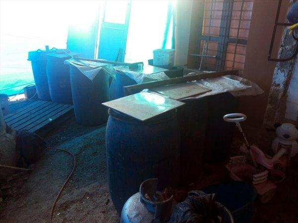 İmalathaneye dönüştürülen evden 1380 litre sahte içki çıktı