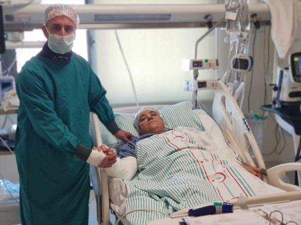 İtfaiye erinden enkazdan kurtardığı depremzedeye ziyaret