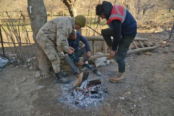 Asker çorabını çıkartıp depremzedeye giydirdi