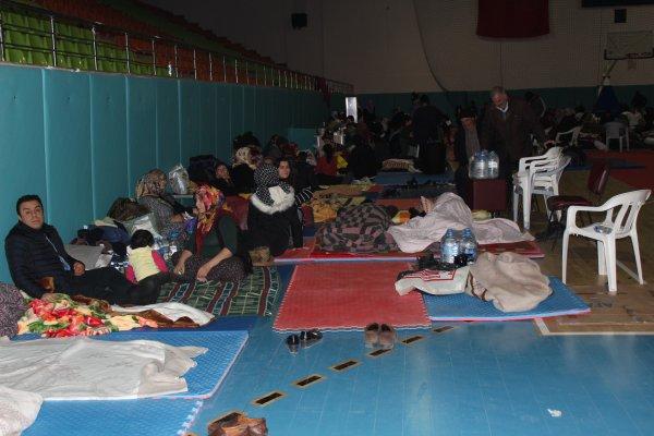 Evleri zarar gören vatandaşlar spor salonunda konaklıyor