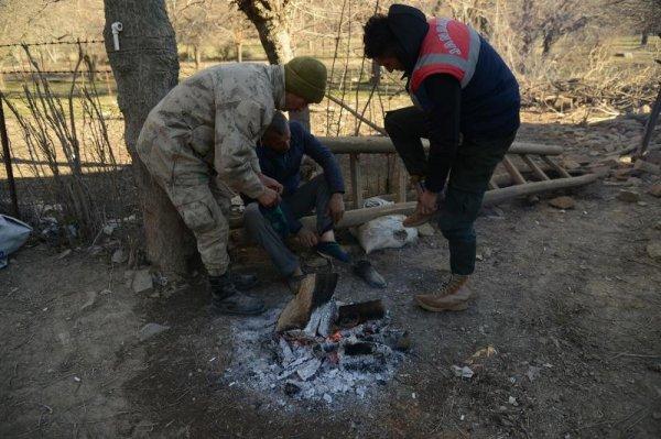 Asker çorabını çıkartıp depremzedeye giydirdi