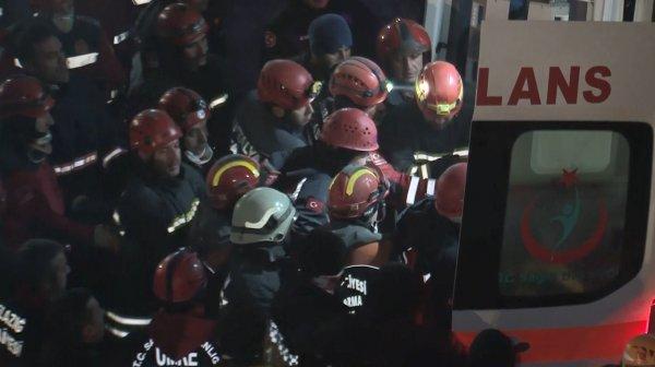 Enkaz altından bir kişinin daha cansız bedeni çıkarıldı