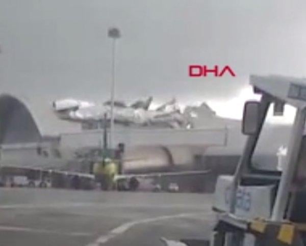 Brezilya'da rüzgar havaalanının çatısını uçurdu