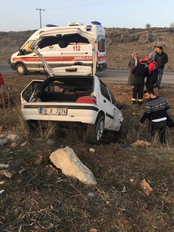 Denizli'de otomobil şarampole girdi