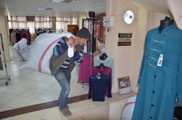 Mallarını depremzedelere gönderen manifaturacı