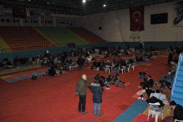 Evleri zarar gören vatandaşlar spor salonunda konaklıyor