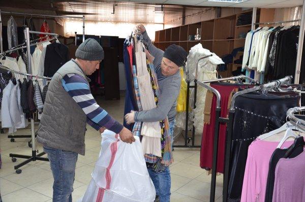 Mallarını depremzedelere gönderen manifaturacı