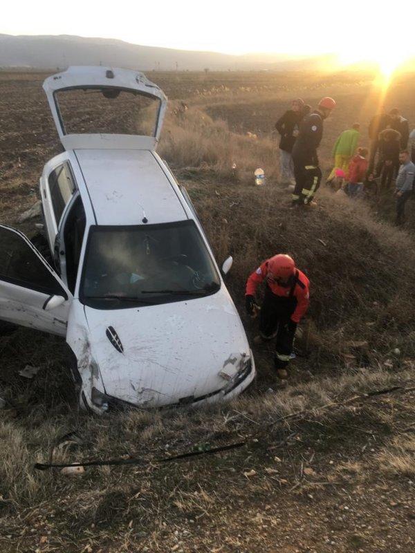 Denizli'de otomobil şarampole girdi