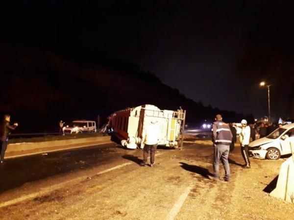 Manisa'da tır devrildi: 2 yaralı